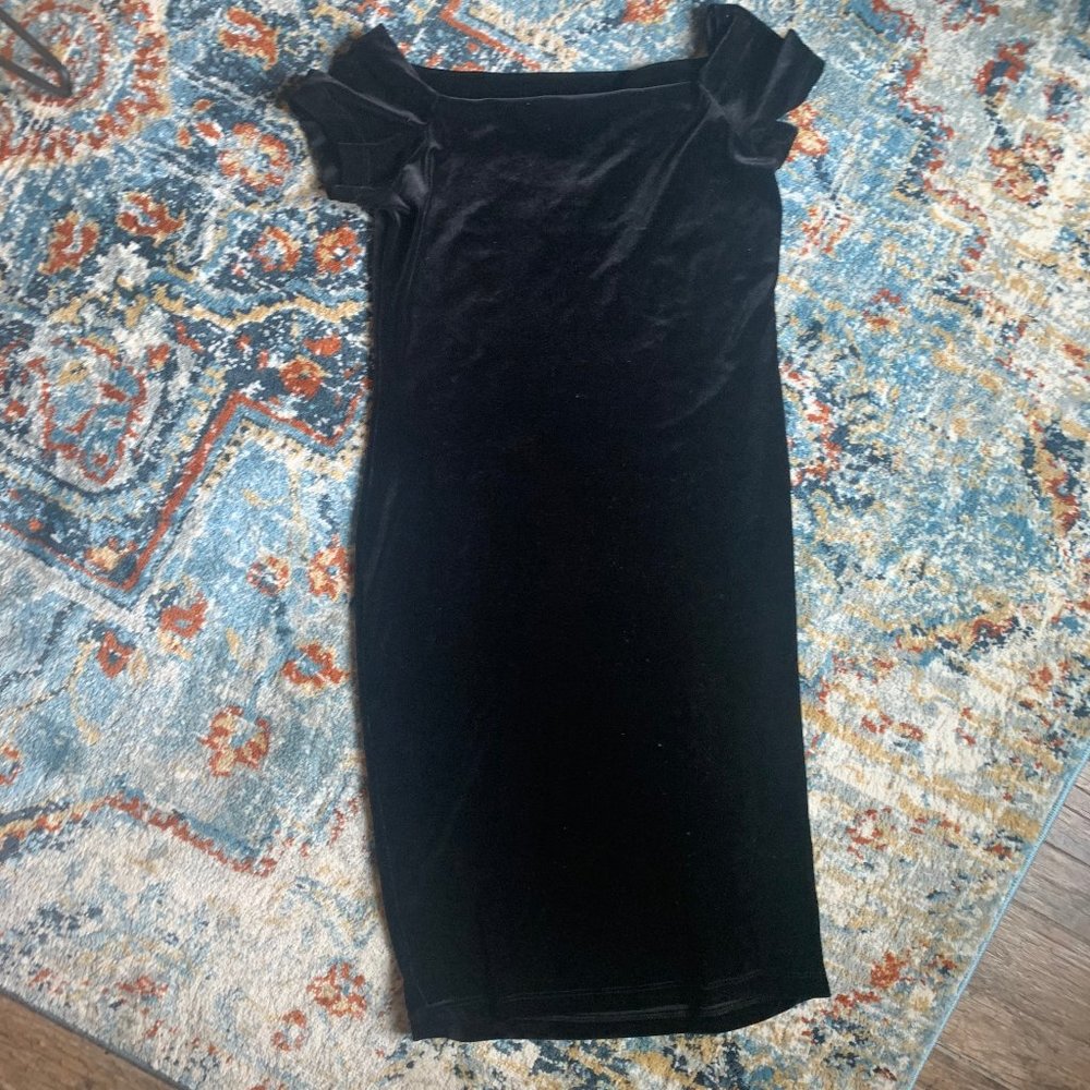 Black Cap Sleeve Velvet Body Hugging Dress